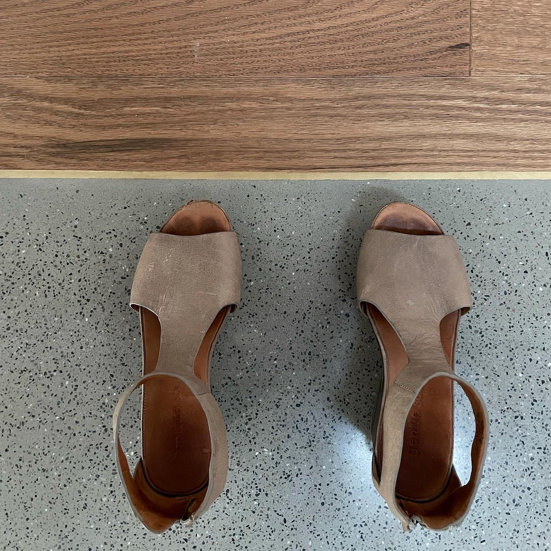 shoes_wood_concrete